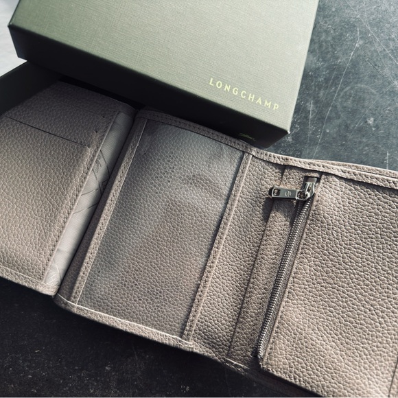 POST CHRISTMAS PRICE SLASH !!! Beautiful Longchamps threefold Beige Wallet!!! - Picture 4 of 12